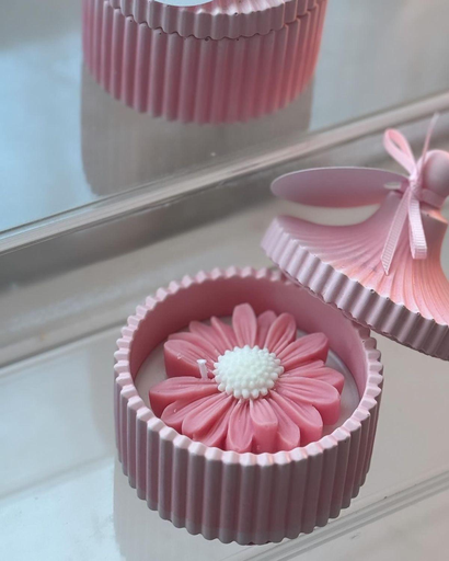 Round jar flower candle